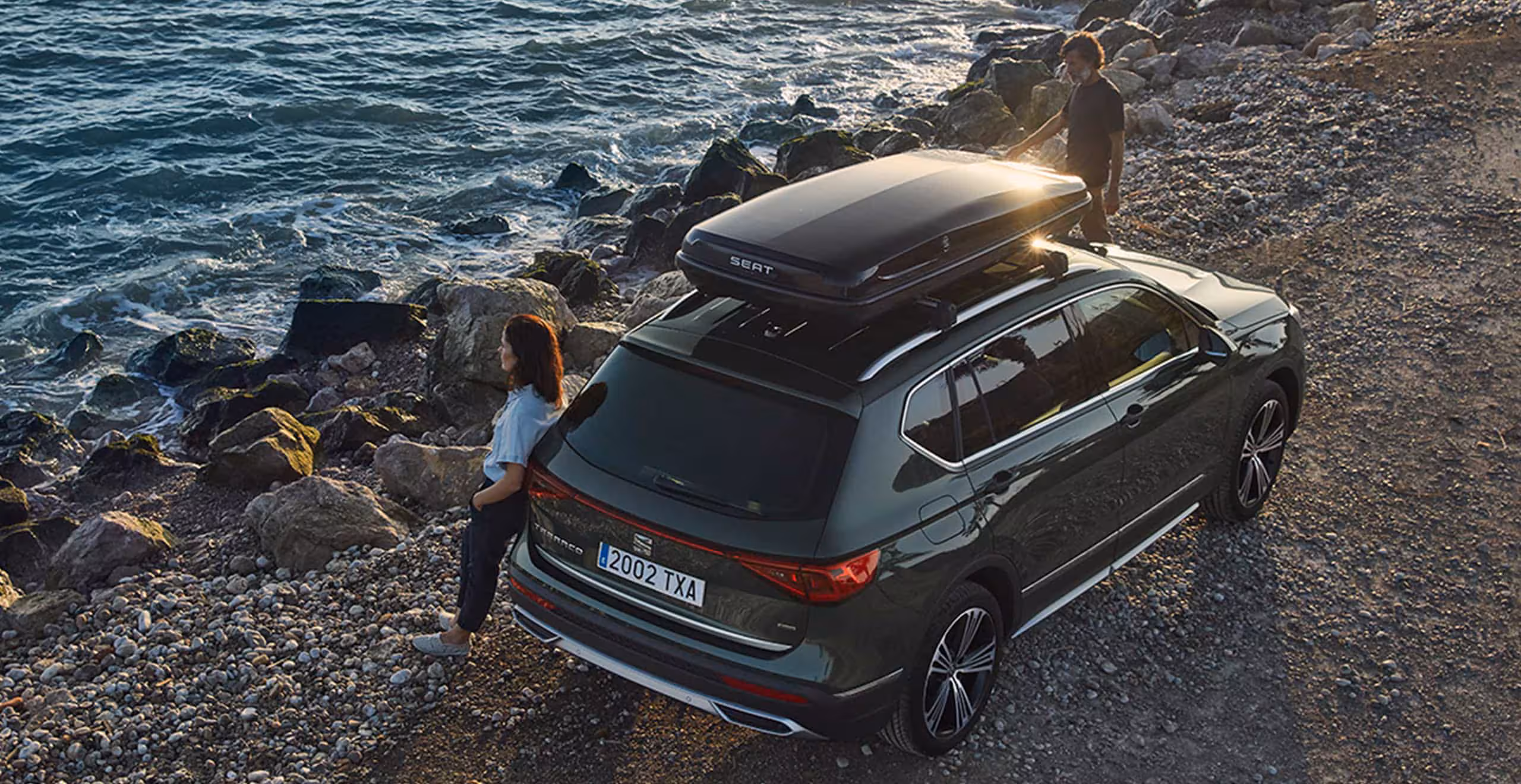 Łączność – akcesoria samochodowe – kierowca naciskający przycisk na konsoli